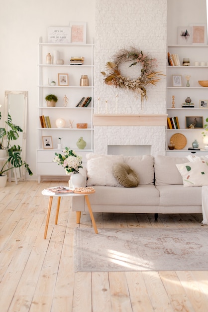 Intérieur de la maison dans un style bohème