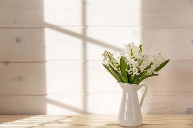 Intérieur de maison avec décor de pâques fleurs de printemps dans un vase plante d'intérieur