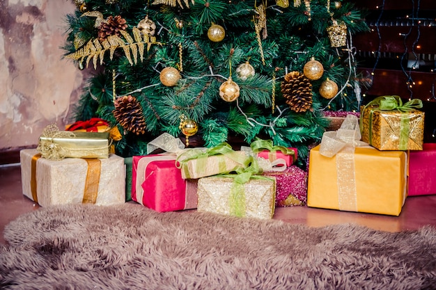 Intérieur de maison décoré avec arbre de Noël