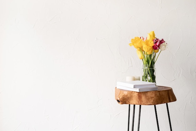 Intérieur de maison minimaliste avec table basse en bois élégante et bouquet de tulipes fraîches