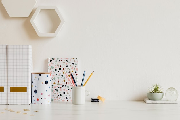 Intérieur de maison moderne et élégant avec accessoires élégants, fournitures, notes, mémo, crayons et organisateur dans un décor scandinave. Concept de bureau à domicile. Modèle. Espace de copie.