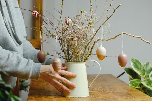 Intérieur de maison de Pâques de printemps Une femme fait une décoration de bricolage de Pâques