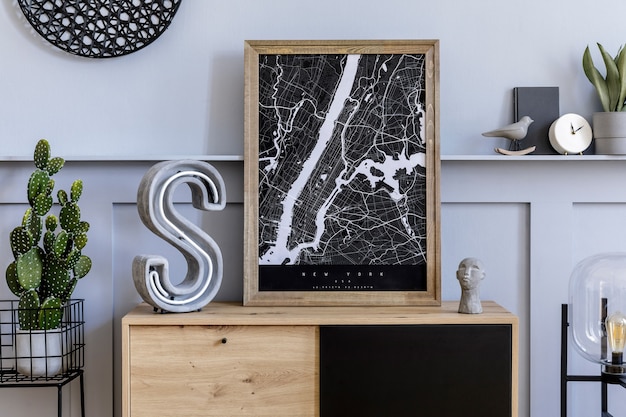 Intérieur de maison scandinave moderne avec cadre d'affiche, commode en bois design, grande lettre de ciment, cactus, plantes et décoration, étagère et accessoires personnels dans un décor élégant