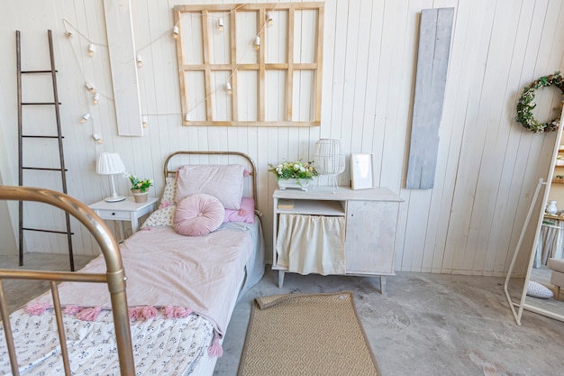 Photo intérieur de maison simple et confortable d'une pièce ordinaire décloisonnée avec une cuisine et un coin chambre