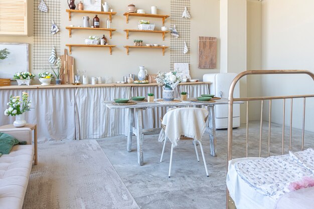 Intérieur de maison simple et confortable d'une pièce ordinaire décloisonnée avec une cuisine et un coin chambre