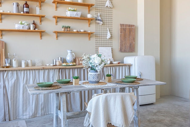 Photo intérieur de maison simple et confortable d'une pièce ordinaire décloisonnée avec une cuisine et un coin chambre