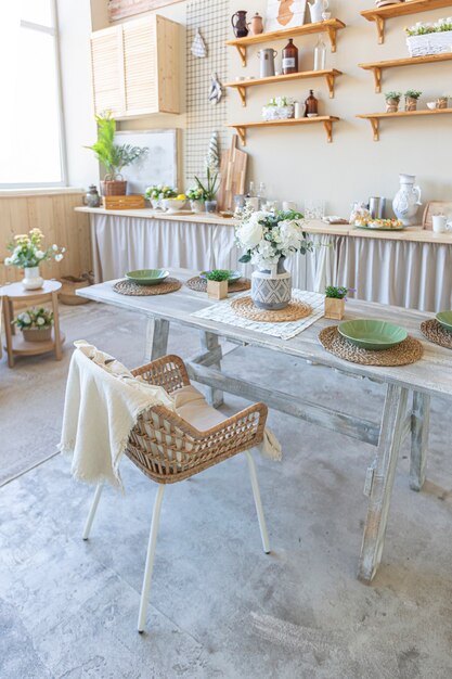 Photo intérieur de maison simple et confortable d'une pièce ordinaire décloisonnée avec une cuisine et un coin chambre