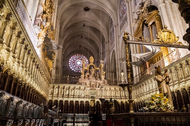Intérieur majestueux de la cathédrale Tolède, Espagne. Déclaré site du patrimoine mondial par l'Unesco