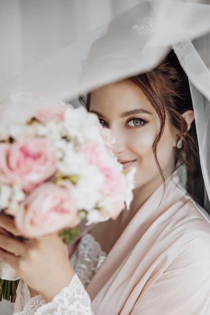 Intérieur de mariage Habillage de la mariée à l'hôtel Photographie de mariage Portrait