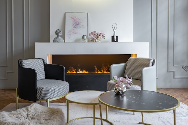 Intérieur minimaliste d'un appartement décloisonné ultra moderne avec des murs blancs et gris avec des meubles rembourrés élégants en relief et gris et d'immenses fenêtres