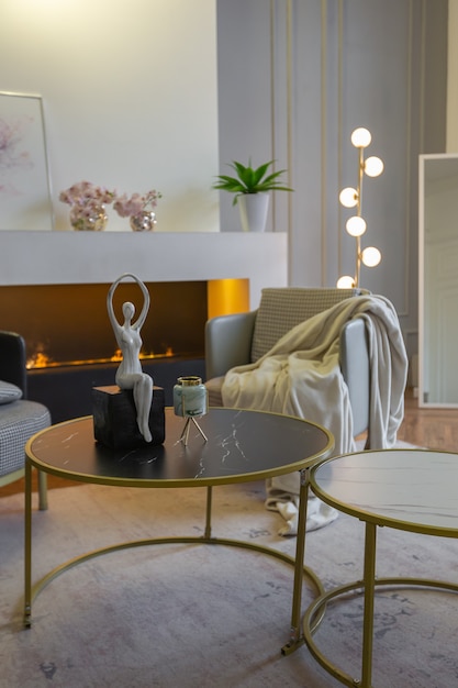 Intérieur minimaliste d'un appartement décloisonné ultra moderne avec des murs blancs et gris avec des meubles rembourrés élégants en relief et gris et d'immenses fenêtres