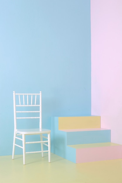 Intérieur minimaliste avec chaise et escalier coloré avec mur de couleurs pastel, fond de couleurs pastel, photo d'art