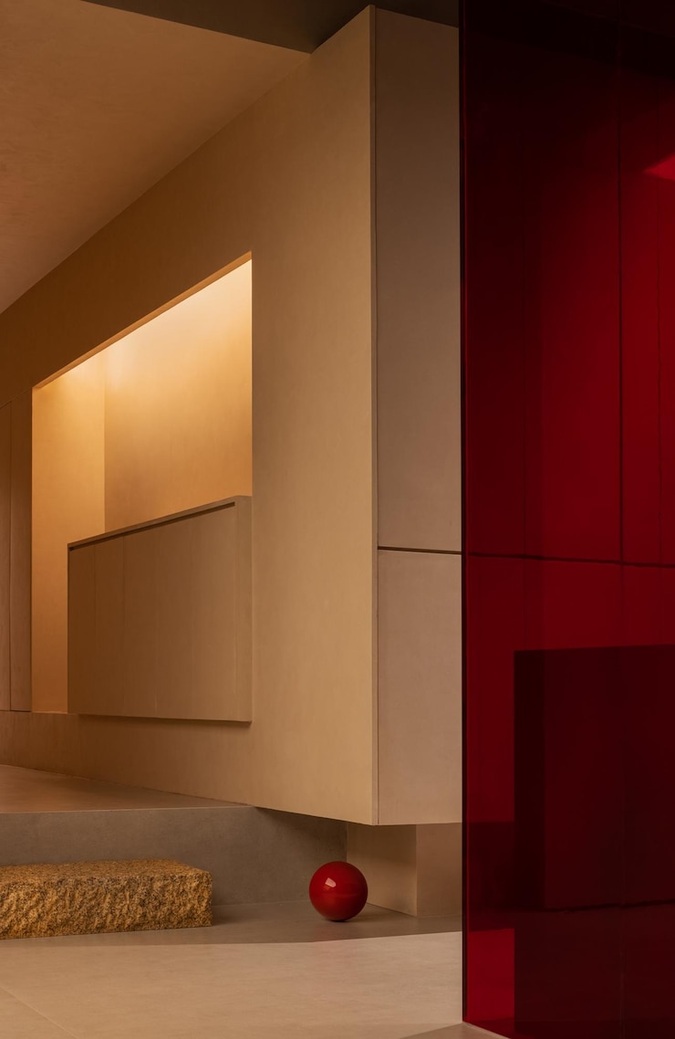 Photo intérieur minimaliste rouge et beige