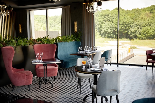 Intérieur moderne d'un café vide ou d'un restaurant