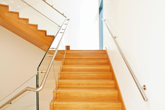 Intérieur moderne avec escalier en bois