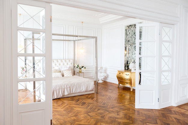 Intérieur moderne d'un luxueux grand appartement de deux pièces lumineux. murs blancs, meubles luxueux et coûteux, parquet et portes intérieures blanches