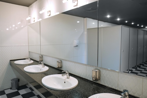 Intérieur moderne avec miroirs dans les toilettes publiques