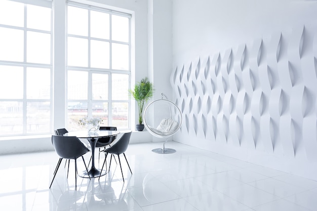 Intérieur moderne à la mode futuriste luxueux dans des couleurs noir et blanc contrastées avec des meubles noirs à la mode intéressants et un mur décoré