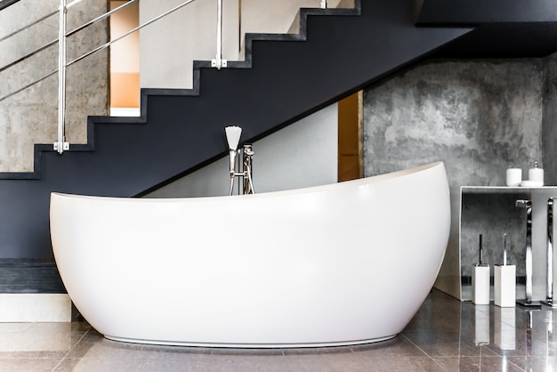 Intérieur moderne de salle de bain avec mur en pierre, baignoire en céramique