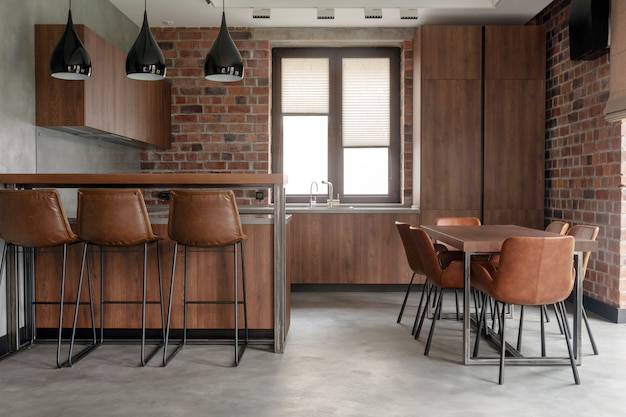 Intérieur moderne et simple de la salle à manger loft