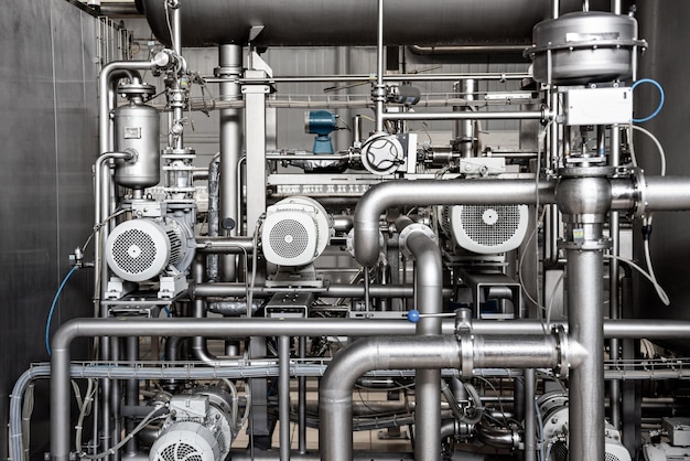 Intérieur moderne d'une usine de boissons avec barils et tuyaux