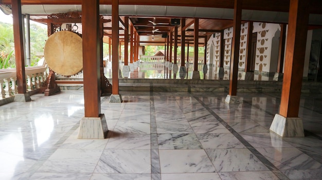 L'intérieur de la mosquée Mantingan Jepara avec un bâtiment en bois de teck avec le concept Joglo