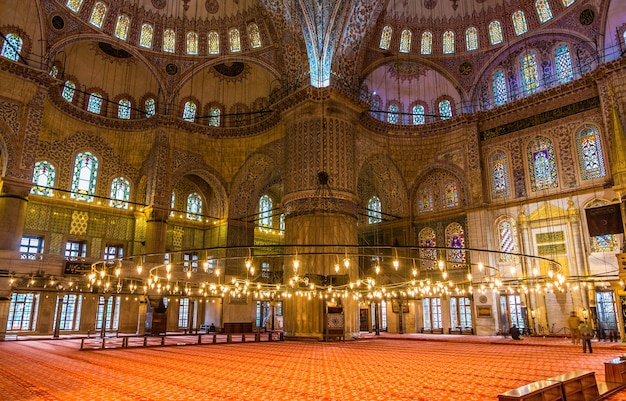 Intérieur de la mosquée Sultan Ahmet à Istanbul, Turquie