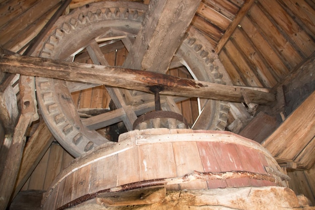 À l'intérieur d'un moulin à vent en bois