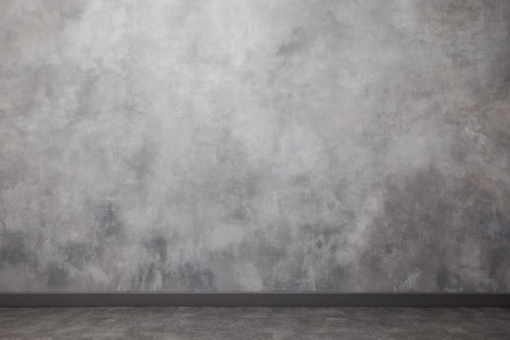 Photo intérieur avec le mur peint dégradé. surface inégale avec copie espace. mur gris clair avec des taches et des rayures abstraites.