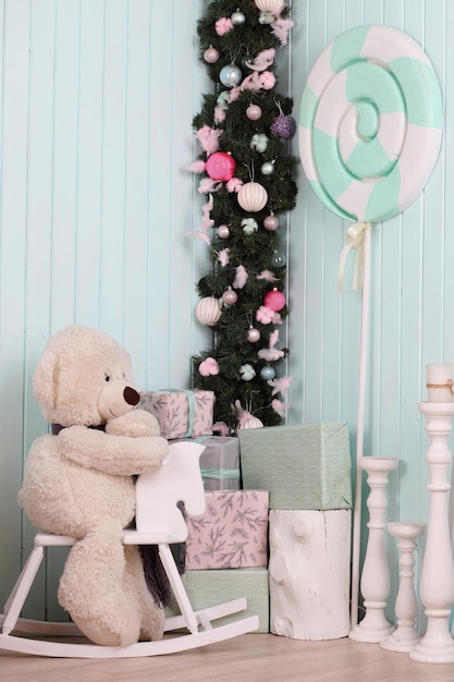 Photo intérieur de noël de la chambre des enfants décor du nouvel an dans la salle de jeux pour enfants