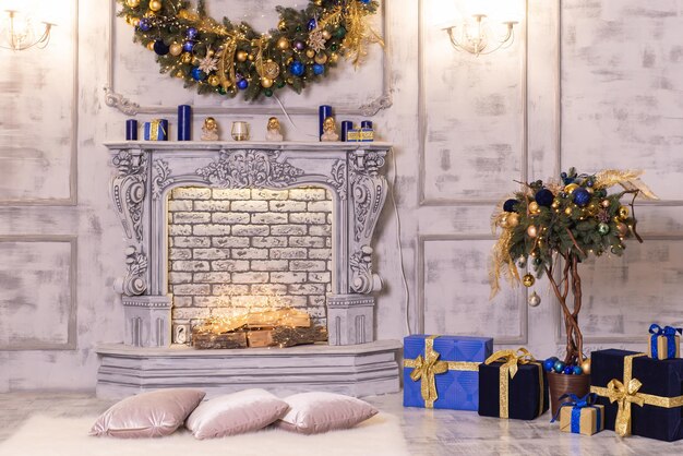 intérieur de noël avec cheminée d'arbre et décorations