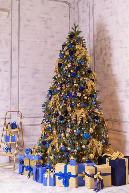 intérieur de noël avec cheminée d'arbre et décorations