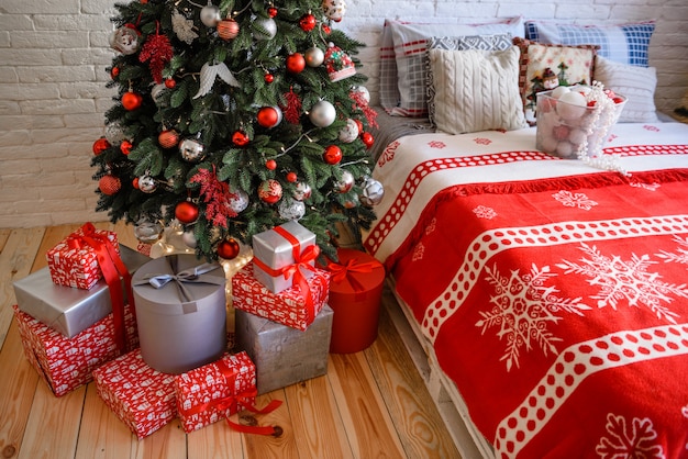 Intérieur de Noël avec coffrets cadeaux et décoration de Noël