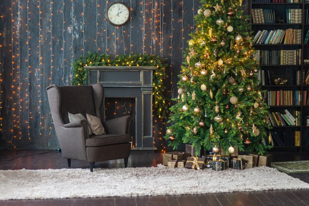 Intérieur de Noël de couleur sombre avec cheminée et arbre