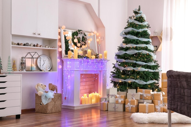 Intérieur de Noël du salon avec beau sapin