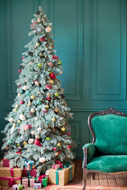 Intérieur de Noël vert Salon avec murs verts canapé vert et décorations de Noël rouge rose et or sur l'arbre de Noël