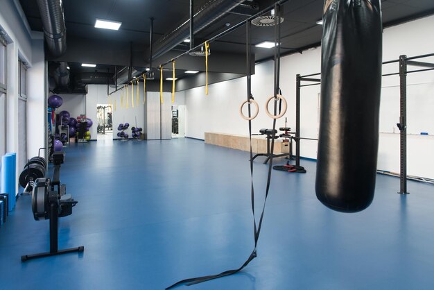 Photo intérieur de la nouvelle salle de sport moderne avec équipement