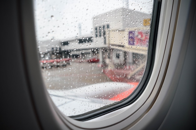 À l&#39;intérieur d&#39;un parc d&#39;avion à l&#39;aéroport, Raindrop sur la fenêtre, mise au point sélective. Triste