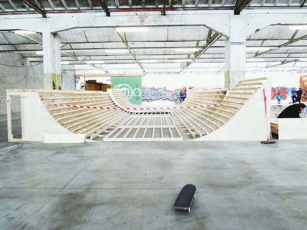 Photo l'intérieur d'un parc de skateboard