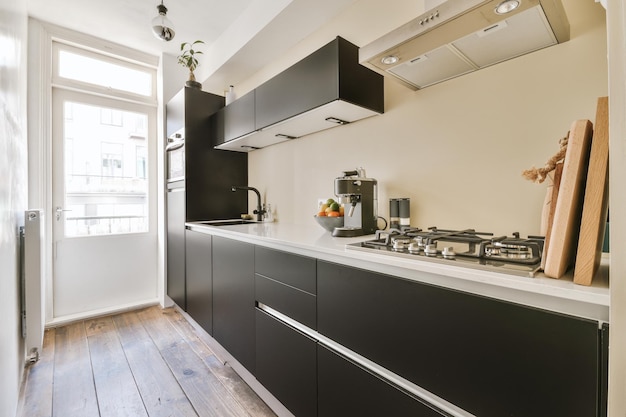 Intérieur de petite cuisine dans un appartement moderne