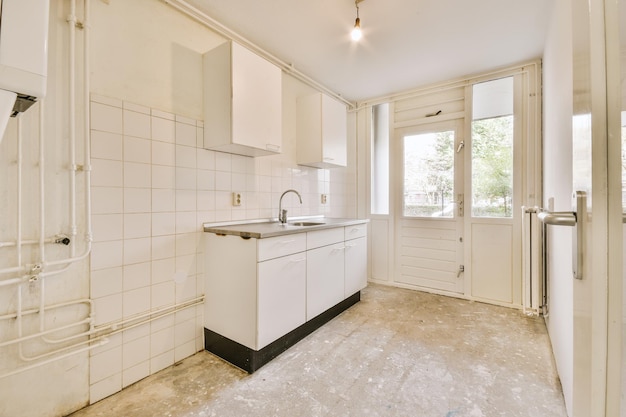 Intérieur de petite cuisine dans un appartement moderne