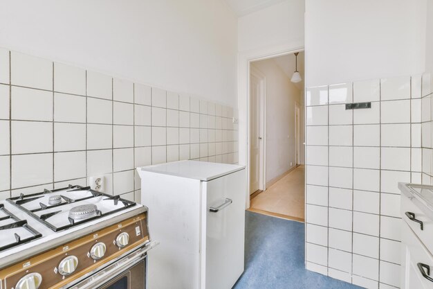 Intérieur de petite cuisine dans un appartement moderne