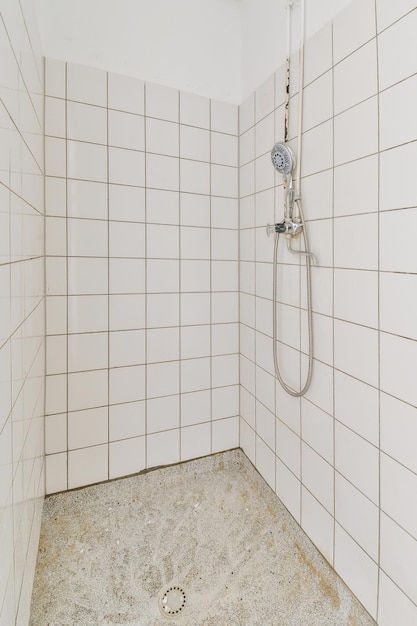 Intérieur de la petite salle de bain avec baignoire