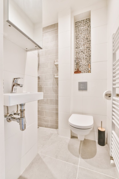 Intérieur De Petites Toilettes Propres Dans Un Style Miniature