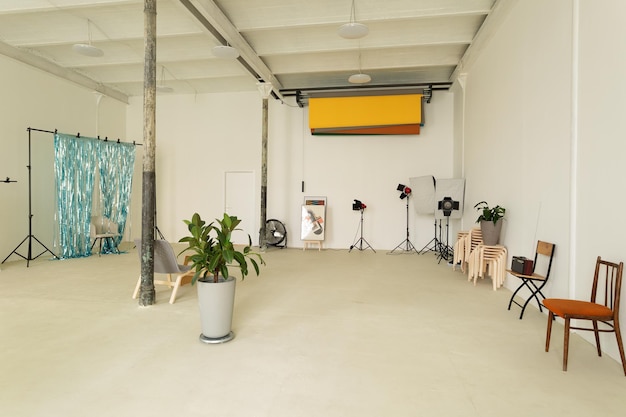 Intérieur d'un photostudio avec des fonds de papier de meubles et une cascade d'argent bleu