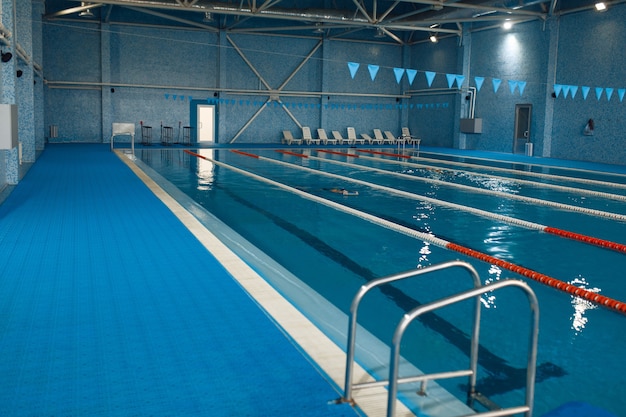 Intérieur de piscine sportive