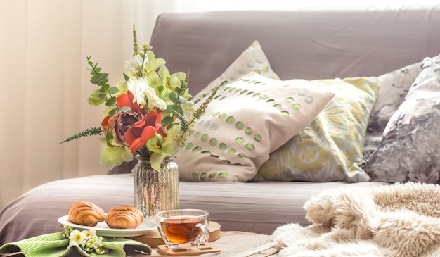 Intérieur de printemps confortable et confortable dans le salon