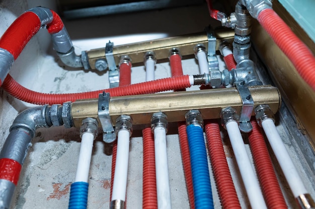 Photo l'intérieur d'un puits technique avec des tuyaux et un distributeur d'eau centre de ramification et de distribution d'eau dans la salle de bain