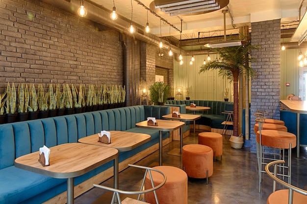 Intérieur d'un restaurant, design moderne en peu de couleurs, orange et bleu.