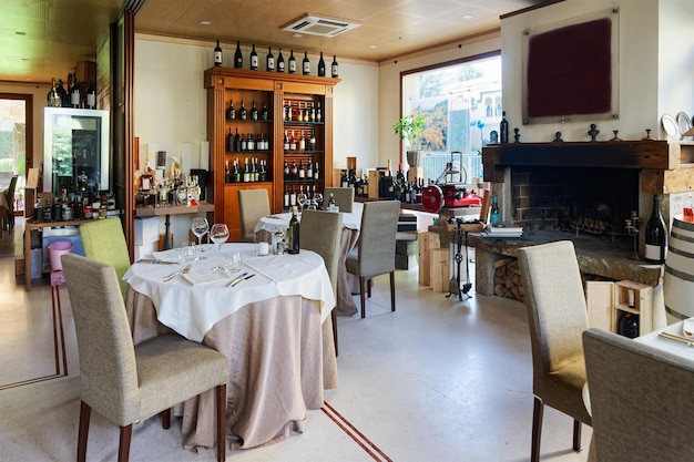 Intérieur de restaurant rétro avec étagères à vin et tables avec chaises et verres sur fond. Décoration de bar Italien Vintage. Personne à l'intérieur. Décor du bar de l'hôtel pour les fêtes en Italie.